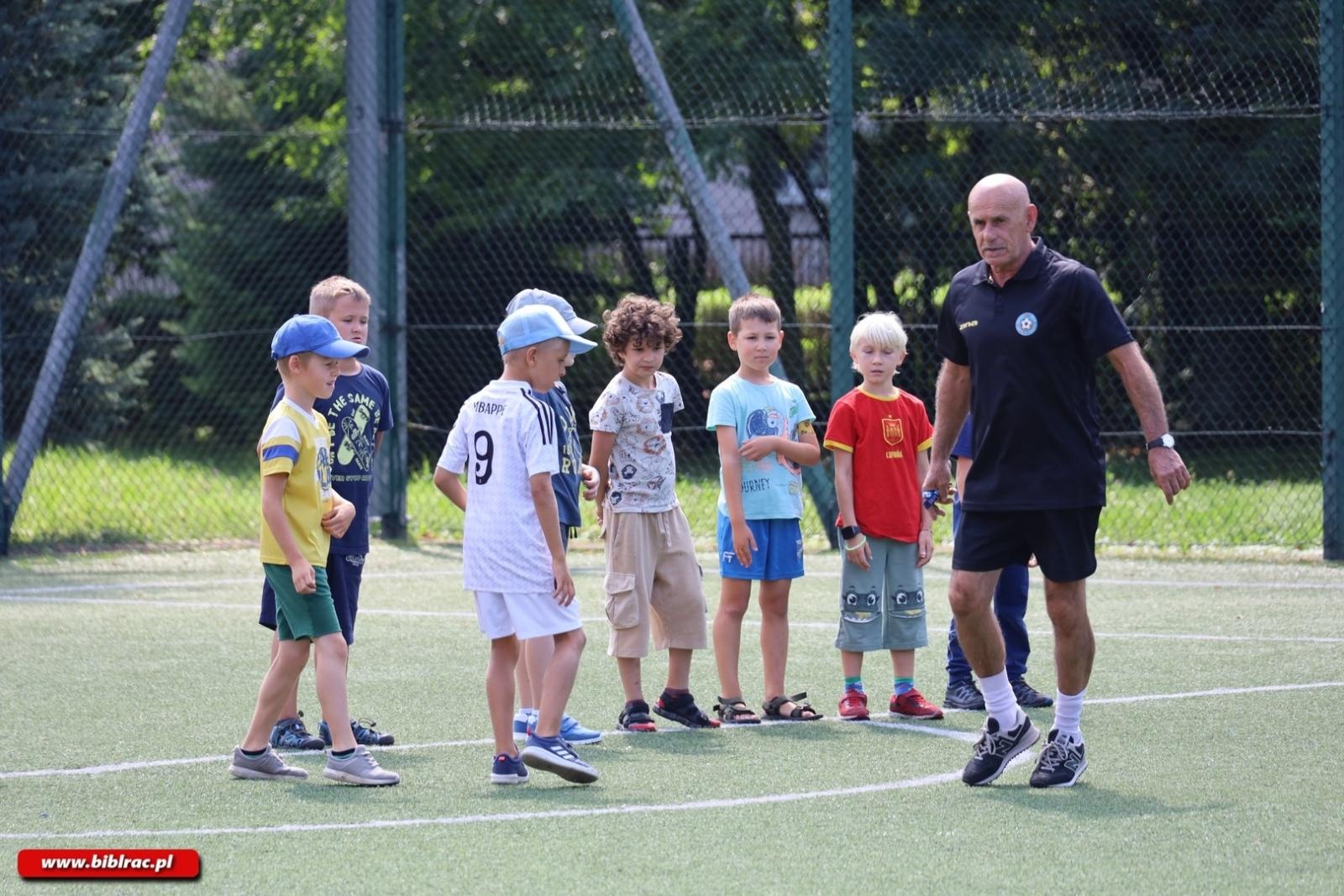 Zdjęcie w galerii na portalu naszraciborz.pl: Legenda polskiego futbolu z wizytą w raciborskiej bibliotece wiadomości z regionu