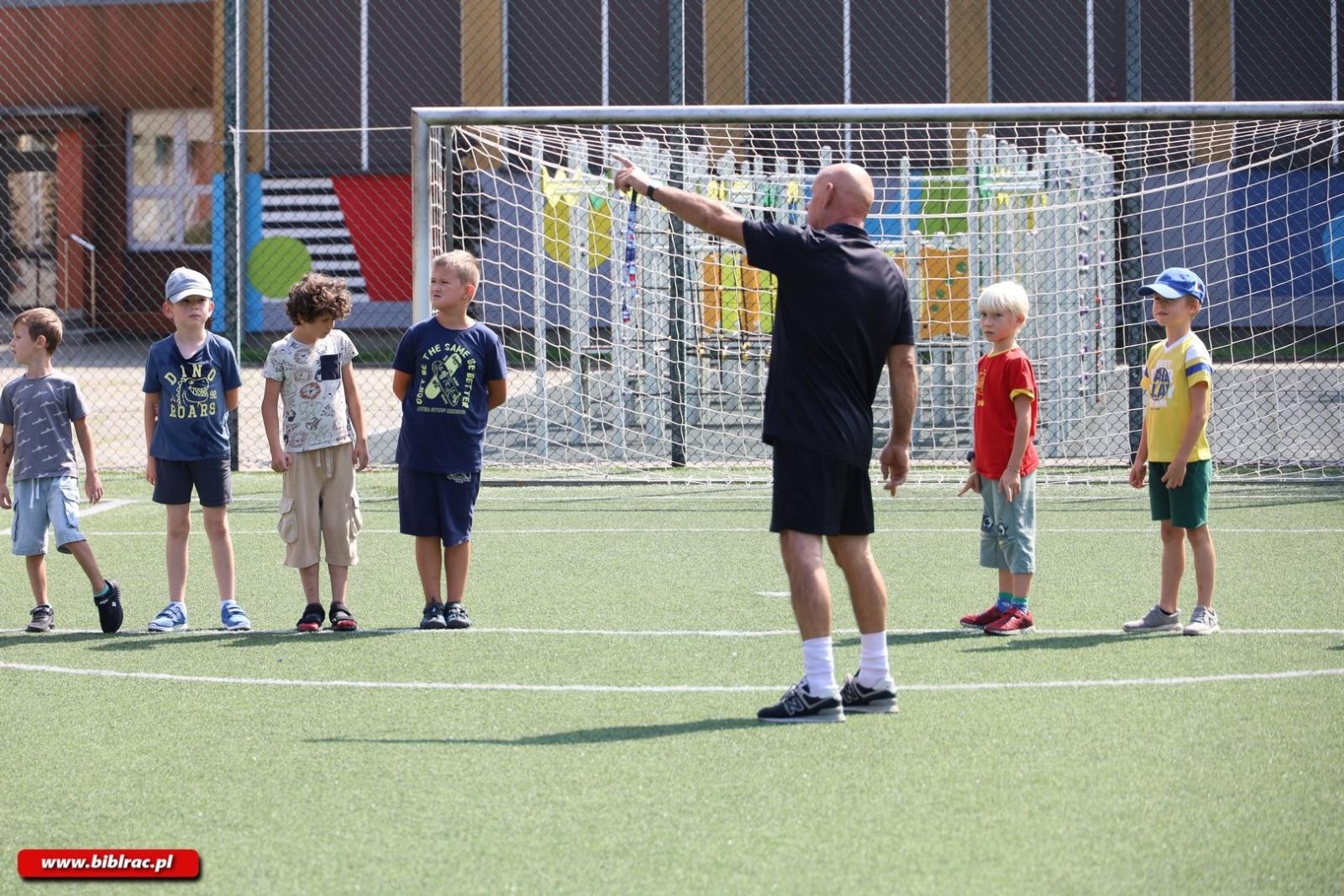 Zdjęcie w galerii na portalu naszraciborz.pl: Legenda polskiego futbolu z wizytą w raciborskiej bibliotece wiadomości z regionu
