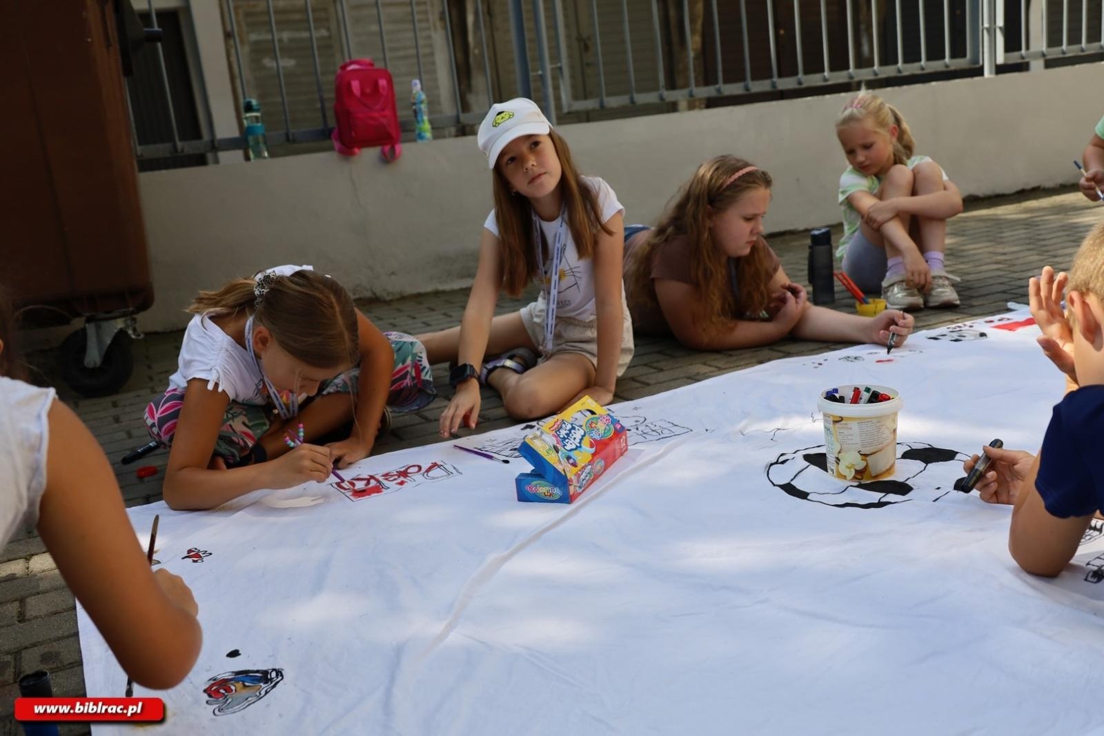 Zdjęcie w galerii na portalu naszraciborz.pl: Legenda polskiego futbolu z wizytą w raciborskiej bibliotece wiadomości z regionu