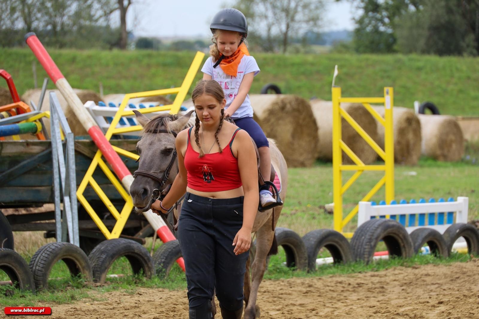 Zdjęcie w galerii na portalu naszraciborz.pl: Legenda polskiego futbolu z wizytą w raciborskiej bibliotece wiadomości z regionu