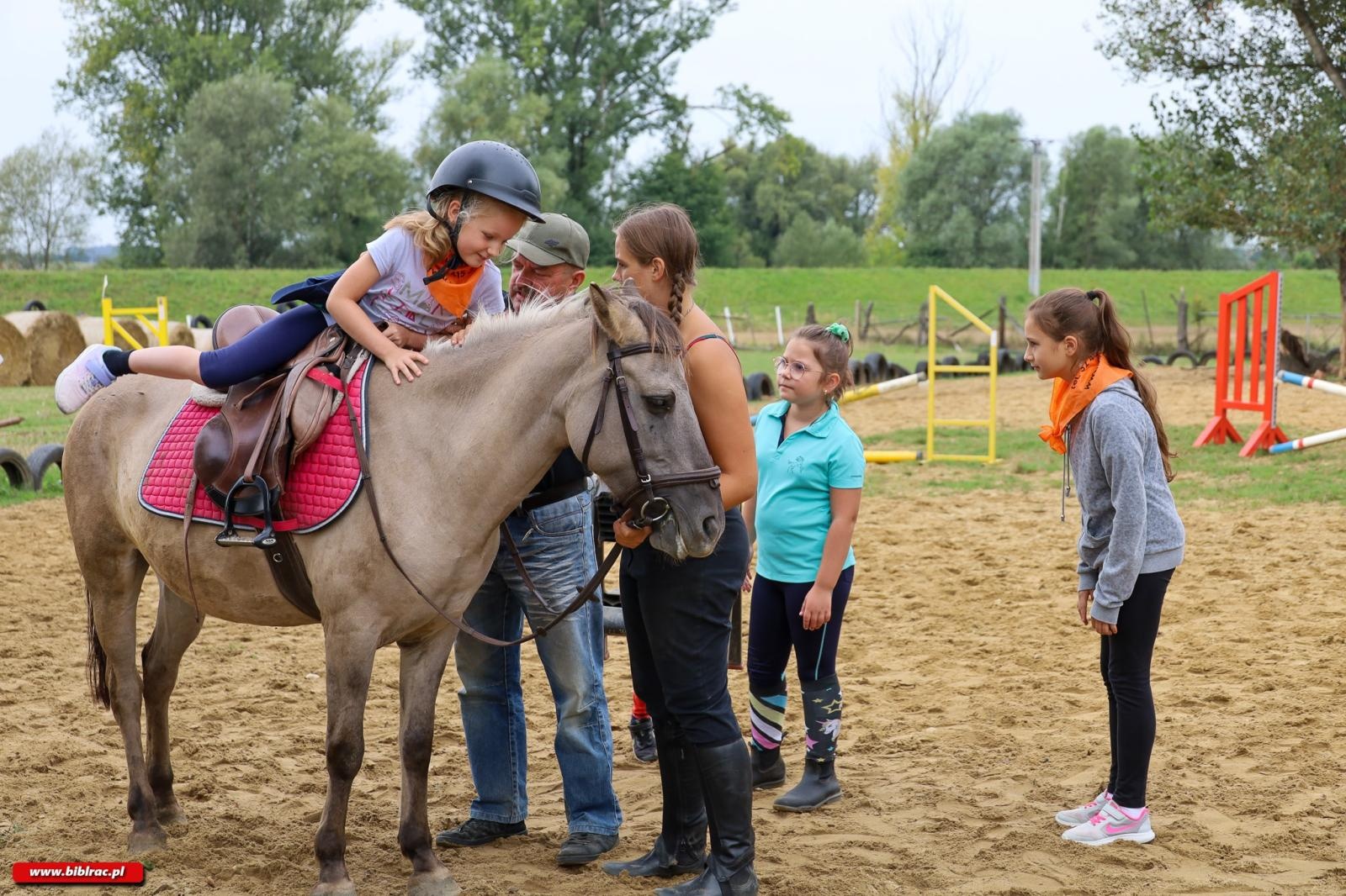 Zdjęcie w galerii na portalu naszraciborz.pl: Legenda polskiego futbolu z wizytą w raciborskiej bibliotece wiadomości z regionu