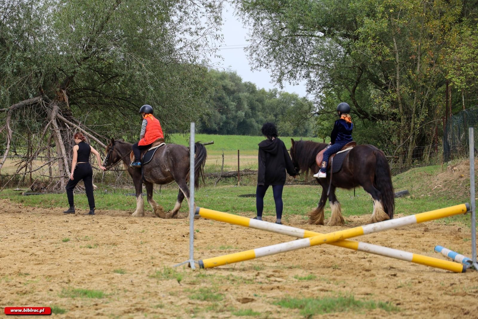 Zdjęcie w galerii na portalu naszraciborz.pl: Legenda polskiego futbolu z wizytą w raciborskiej bibliotece wiadomości z regionu