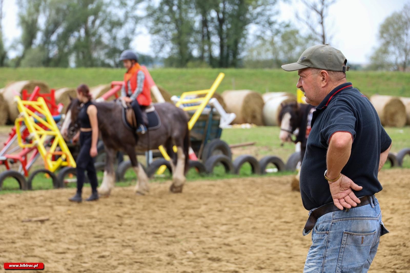 Zdjęcie w galerii na portalu naszraciborz.pl: Legenda polskiego futbolu z wizytą w raciborskiej bibliotece wiadomości z regionu
