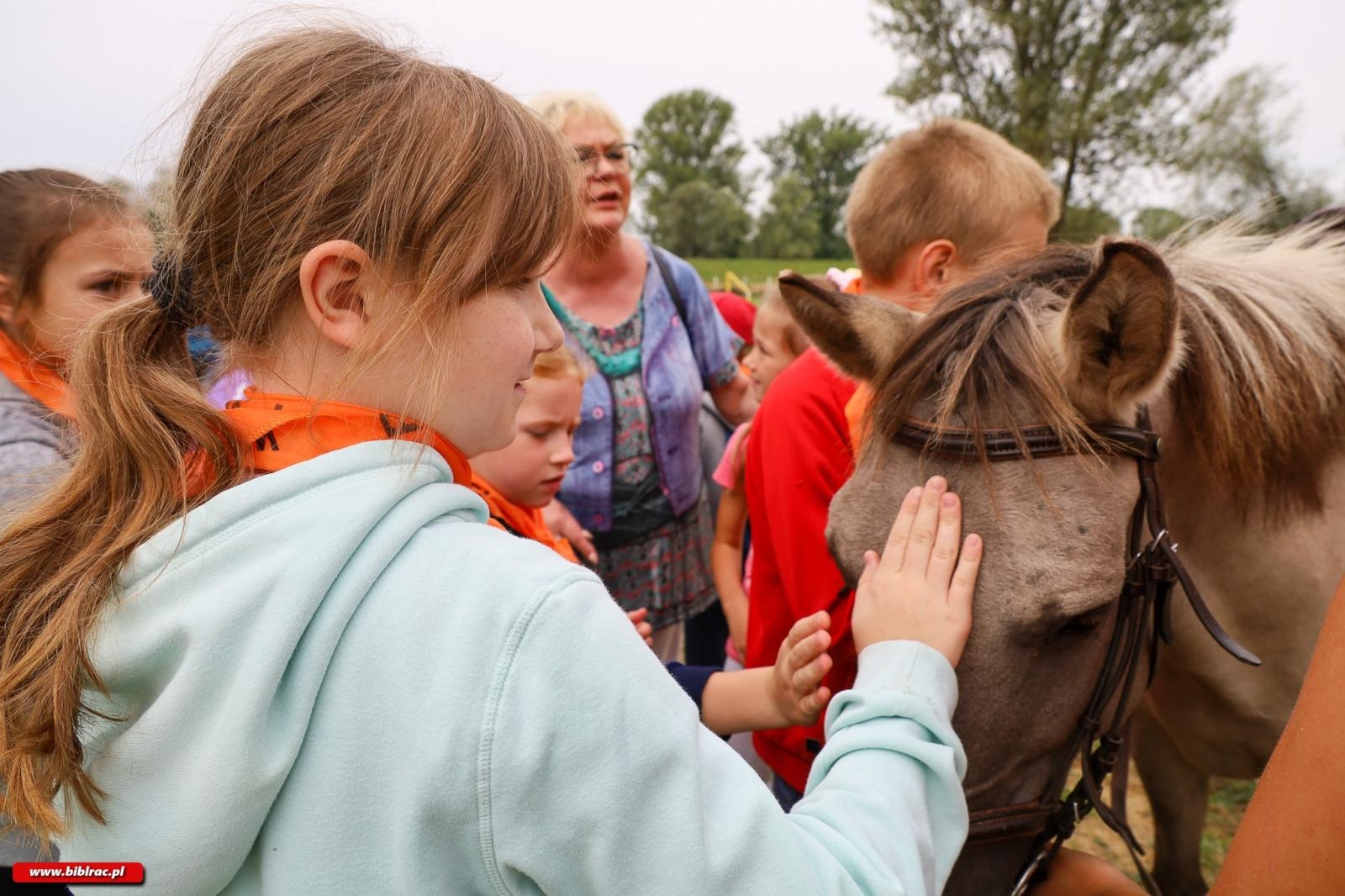 Zdjęcie w galerii na portalu naszraciborz.pl: Legenda polskiego futbolu z wizytą w raciborskiej bibliotece wiadomości z regionu