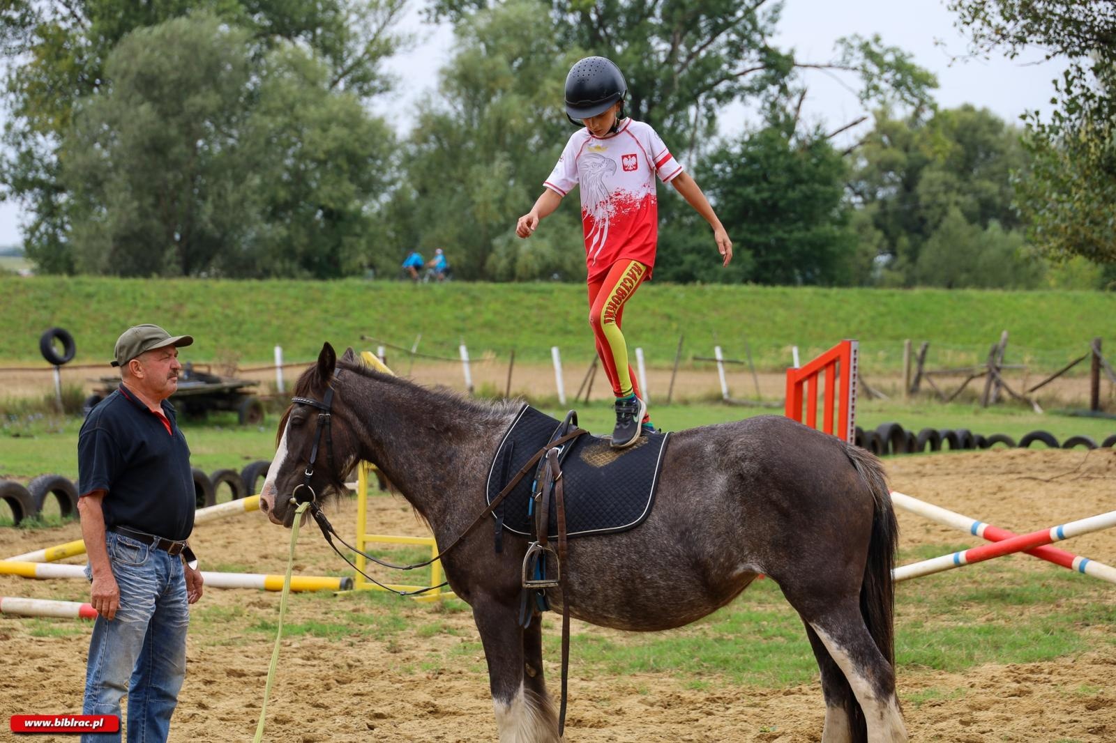 Zdjęcie w galerii na portalu naszraciborz.pl: Legenda polskiego futbolu z wizytą w raciborskiej bibliotece wiadomości z regionu