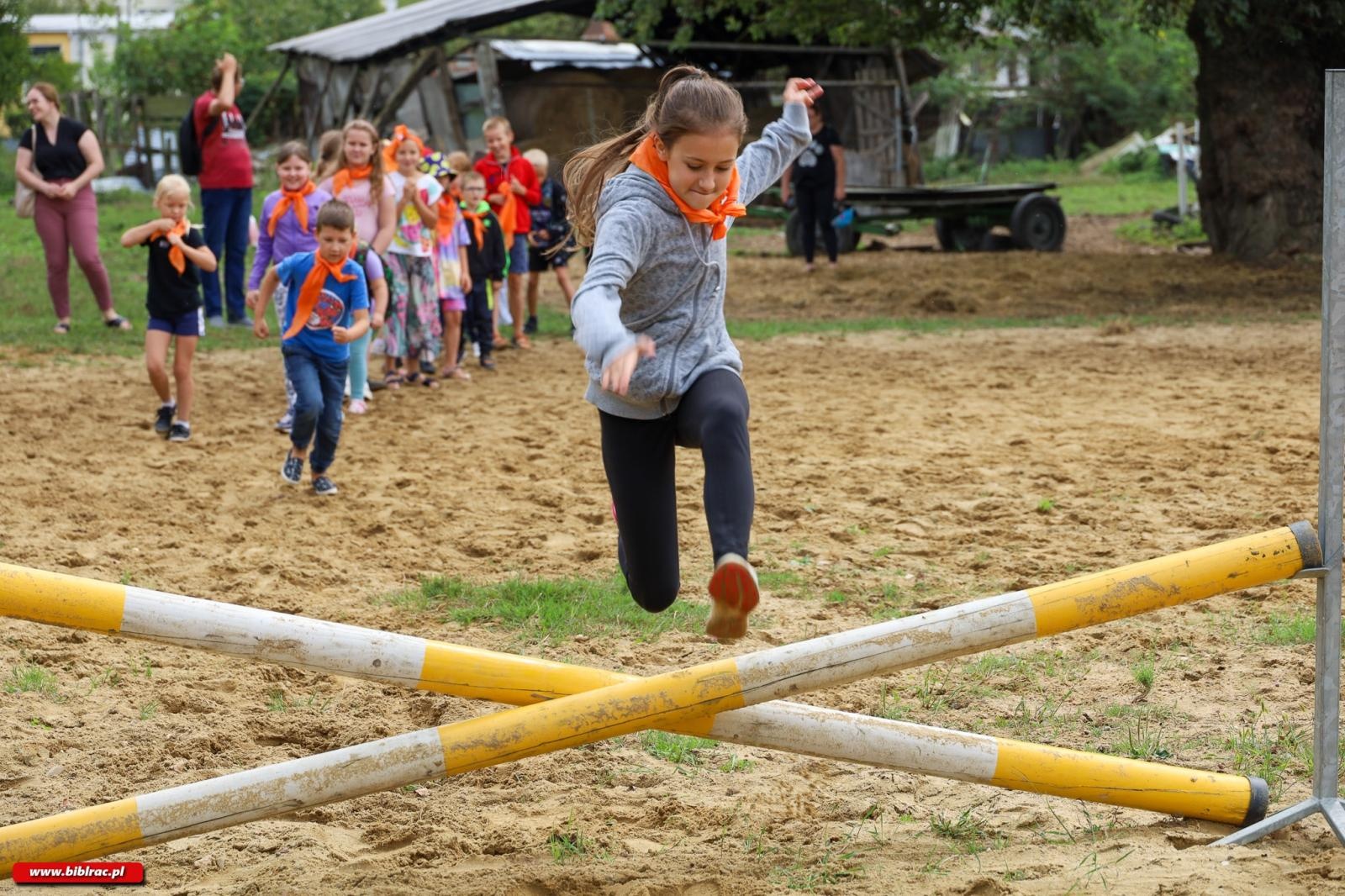 Zdjęcie w galerii na portalu naszraciborz.pl: Legenda polskiego futbolu z wizytą w raciborskiej bibliotece wiadomości z regionu