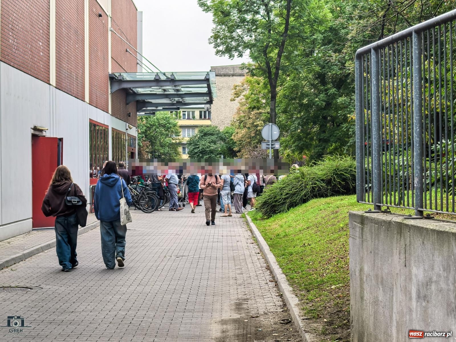 Zdjęcie w galerii na portalu naszraciborz.pl: Strażacka akcja w markecie Kaufland. Ewakuacja klientów i pracowników [FOTO] wiadomości z regionu