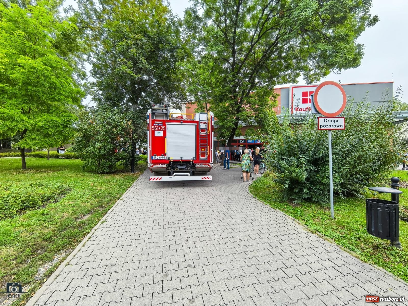 Zdjęcie w galerii na portalu naszraciborz.pl: Strażacka akcja w markecie Kaufland. Ewakuacja klientów i pracowników [FOTO] wiadomości z regionu
