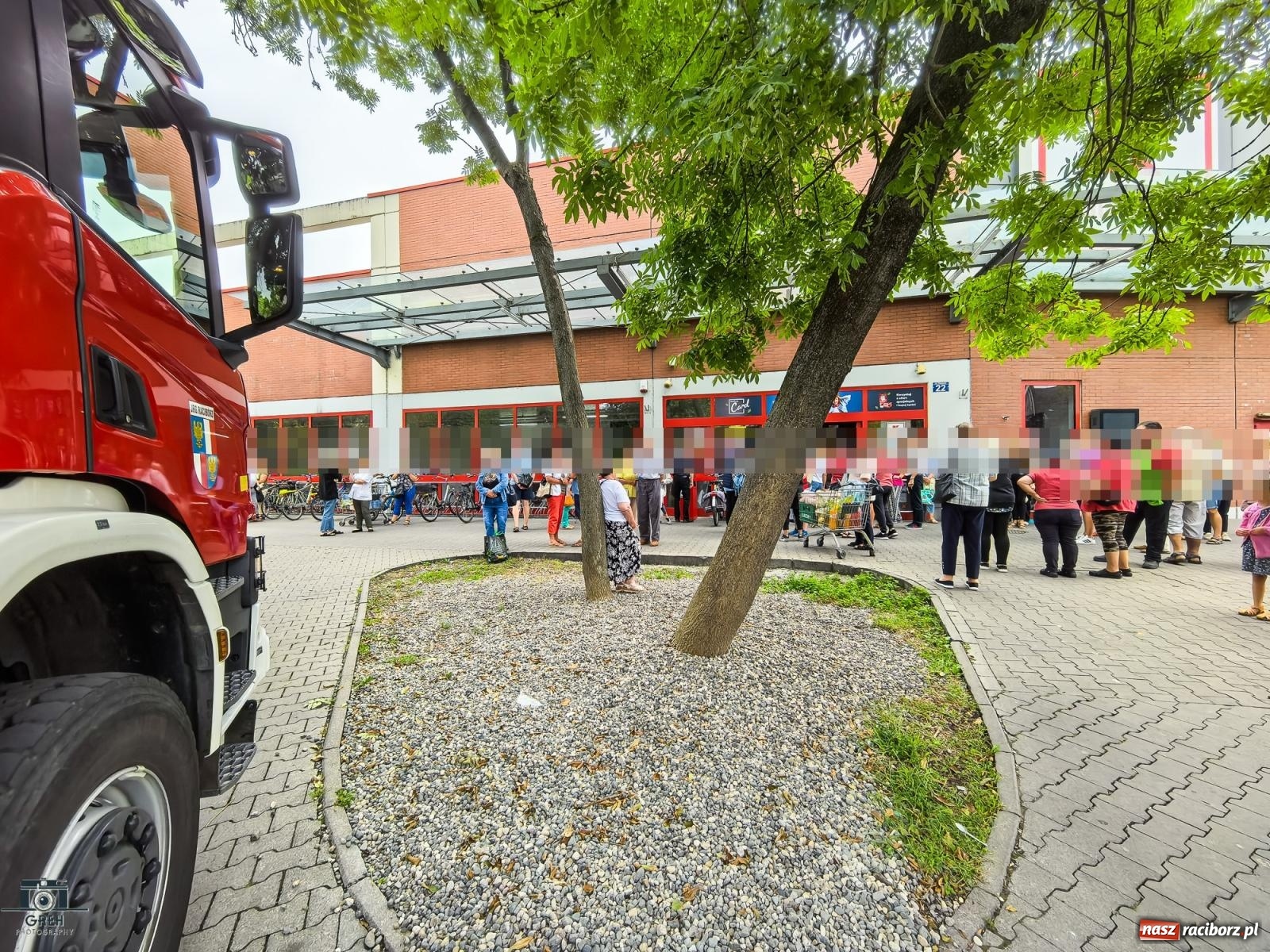 Zdjęcie w galerii na portalu naszraciborz.pl: Strażacka akcja w markecie Kaufland. Ewakuacja klientów i pracowników [FOTO] wiadomości z regionu