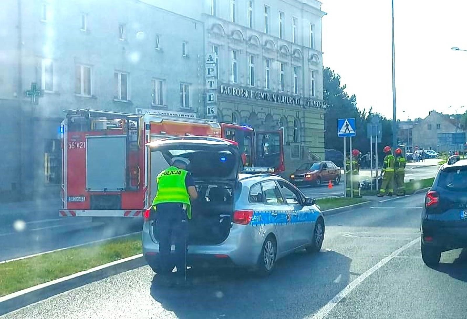 Zdjęcie w galerii na portalu naszraciborz.pl: Motocyklista uderzył w latarnię przy Londzina wiadomości z regionu