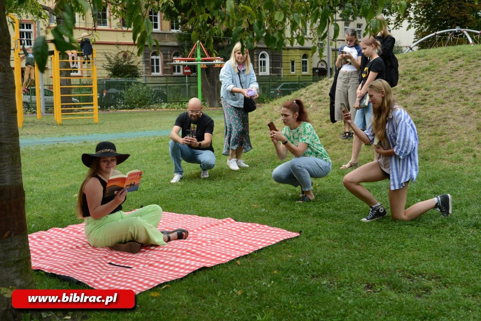 Zdjęcie w galerii na portalu naszraciborz.pl: #młodzieżczyta: warsztaty fotografii mobilnej w raciborskiej bibliotece wiadomości z regionu