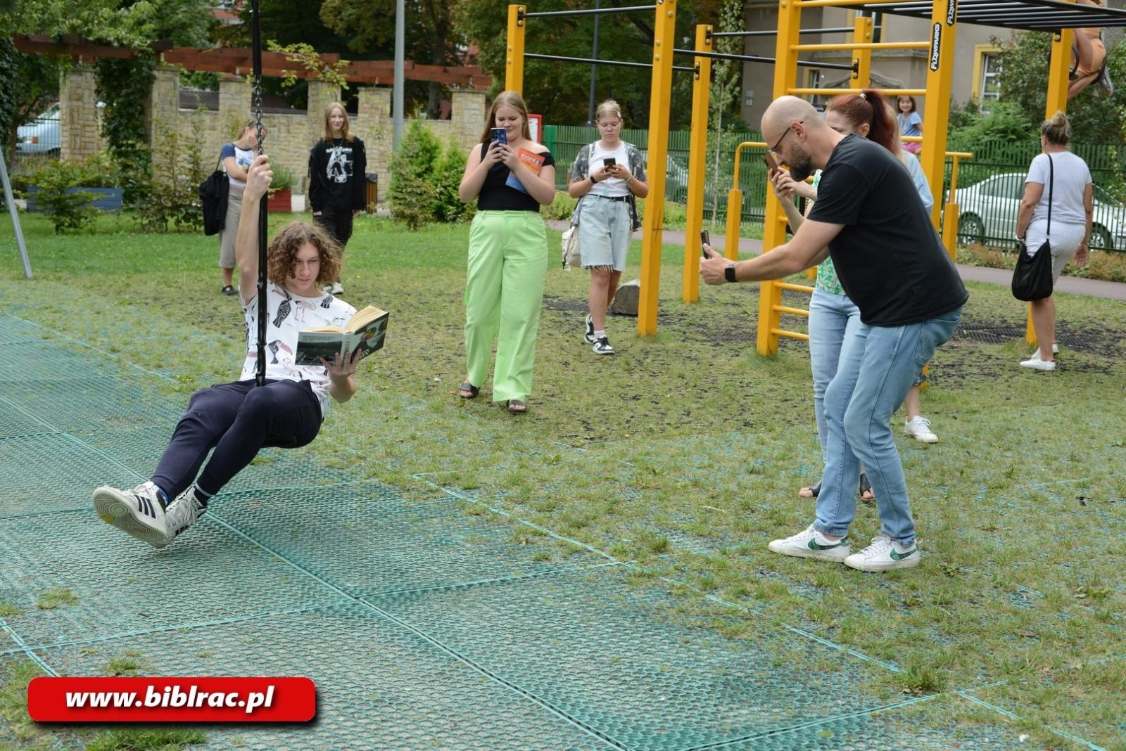 Zdjęcie w galerii na portalu naszraciborz.pl: #młodzieżczyta: warsztaty fotografii mobilnej w raciborskiej bibliotece wiadomości z regionu