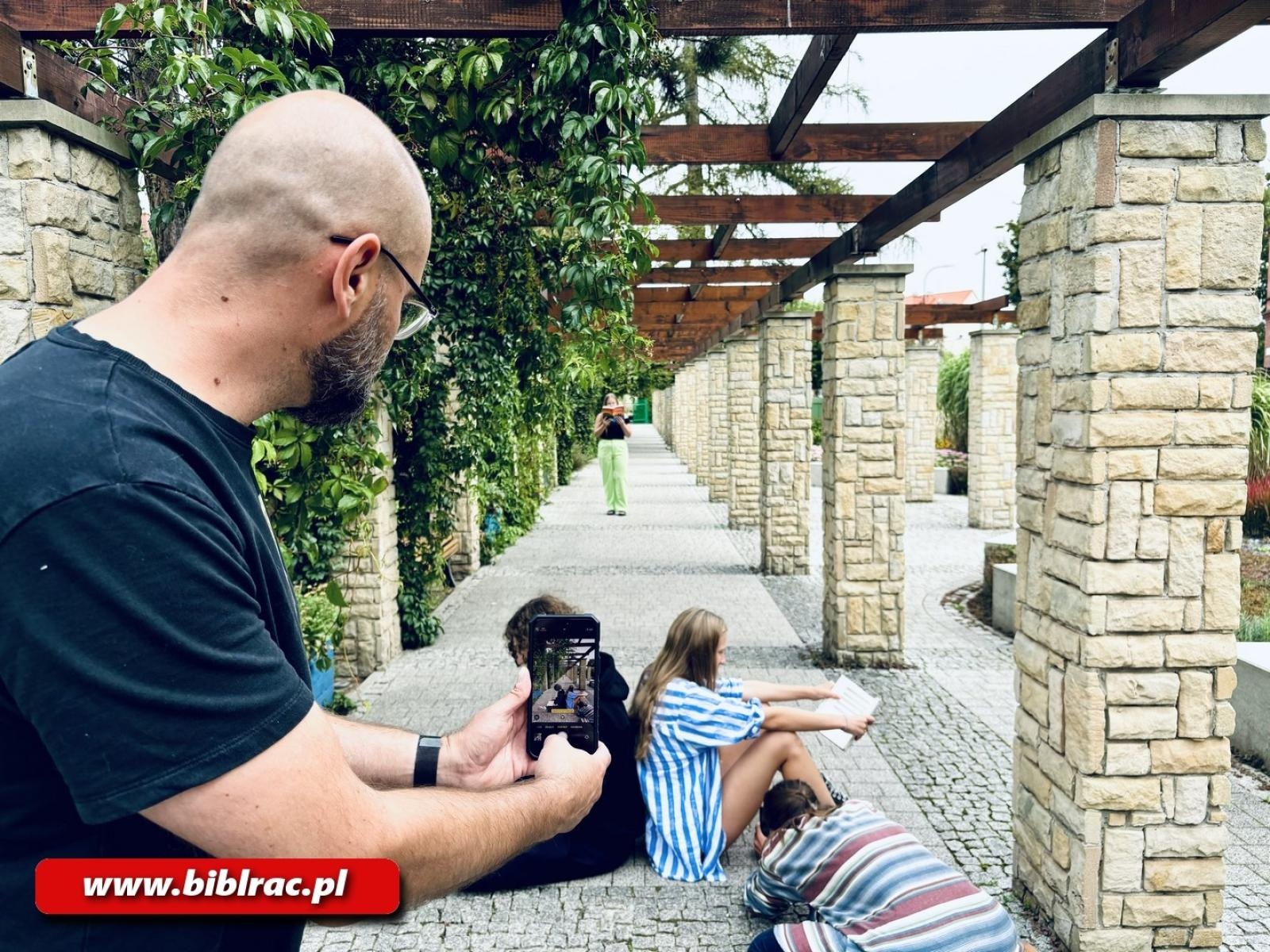 Zdjęcie w galerii na portalu naszraciborz.pl: #młodzieżczyta: warsztaty fotografii mobilnej w raciborskiej bibliotece wiadomości z regionu