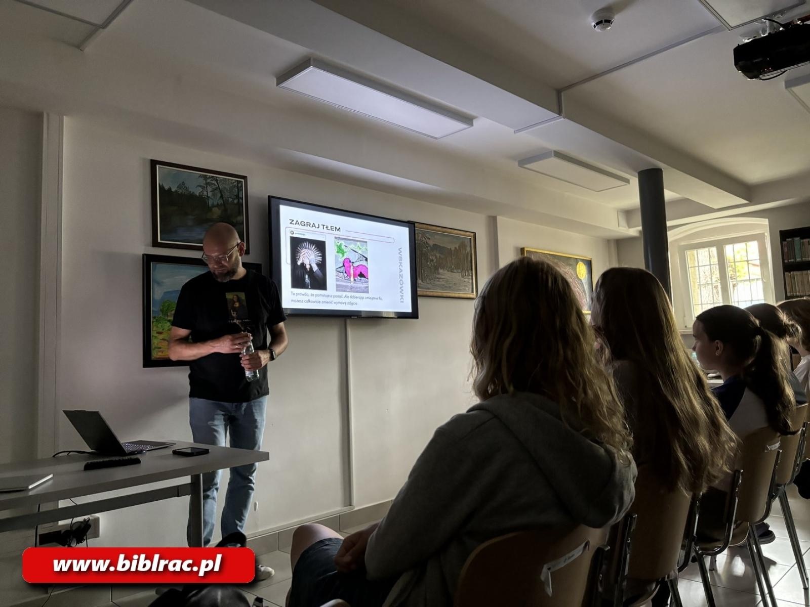 Zdjęcie w galerii na portalu naszraciborz.pl: #młodzieżczyta: warsztaty fotografii mobilnej w raciborskiej bibliotece wiadomości z regionu