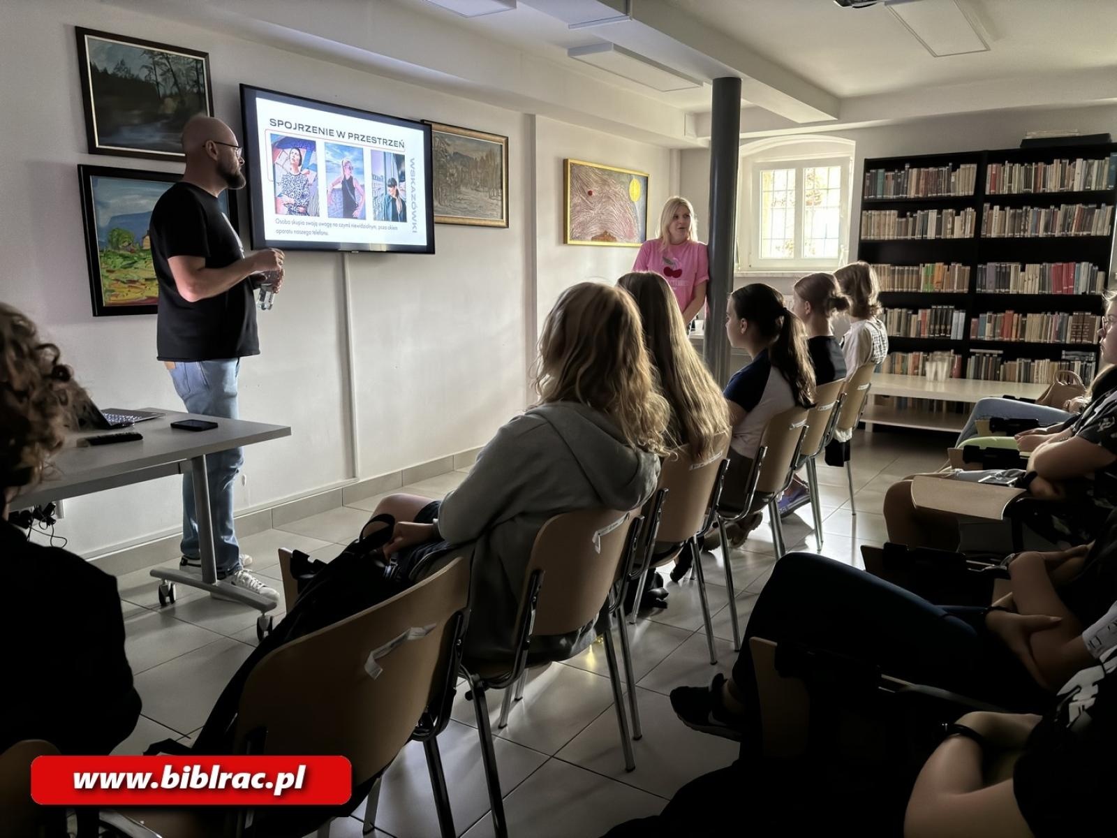 Zdjęcie w galerii na portalu naszraciborz.pl: #młodzieżczyta: warsztaty fotografii mobilnej w raciborskiej bibliotece wiadomości z regionu