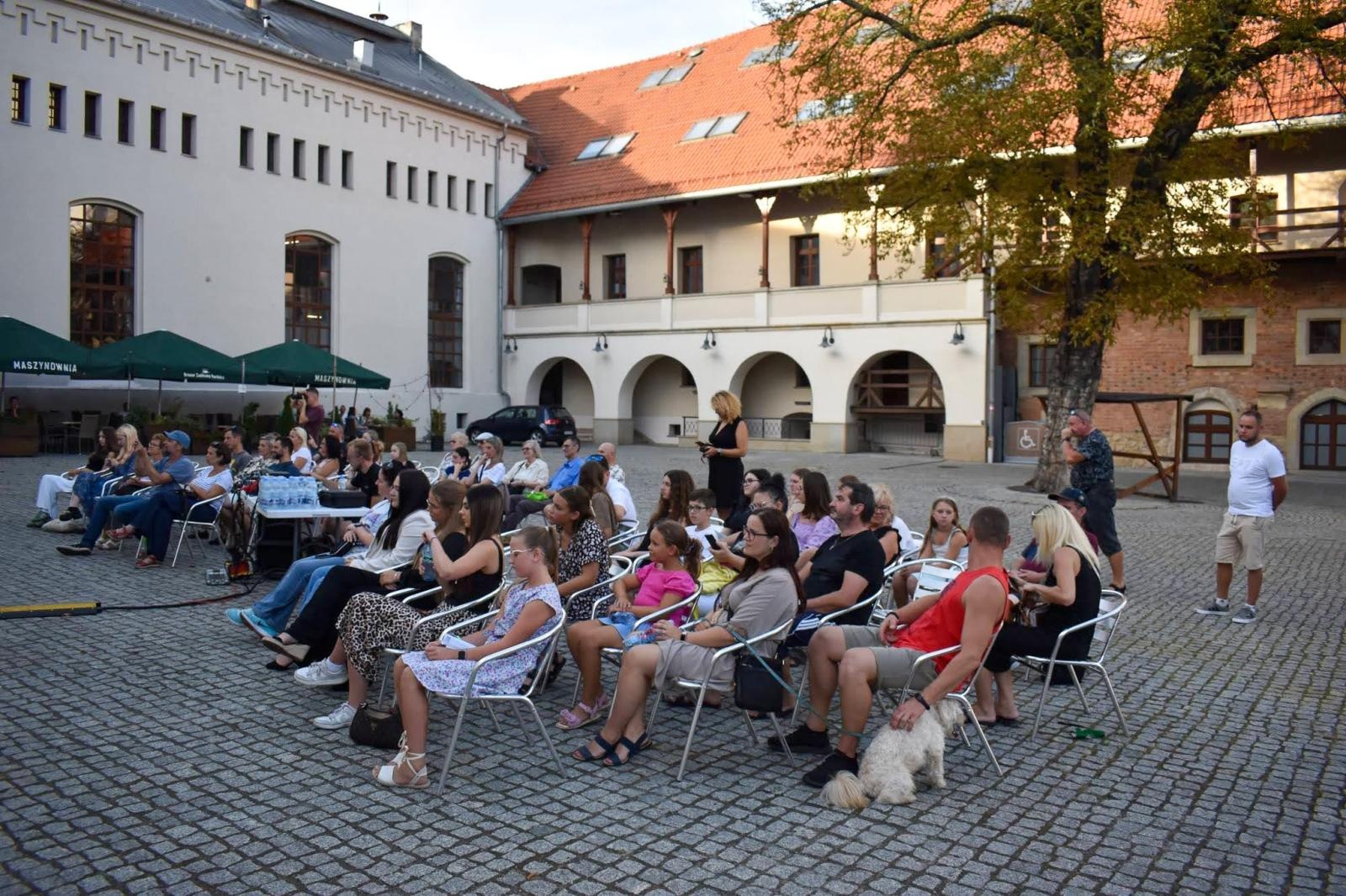 Zdjęcie w galerii na portalu naszraciborz.pl: Wokaliści MDK-u oczarowali publiczność na 3. Koncercie Letnim! wiadomości z regionu
