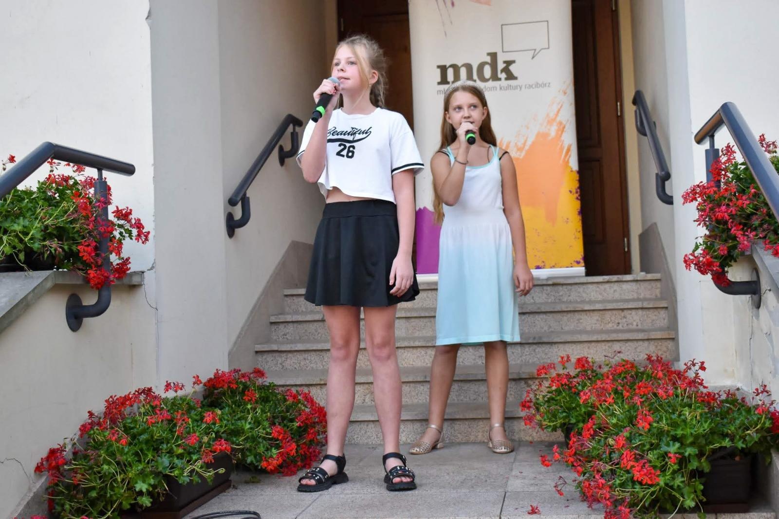 Zdjęcie w galerii na portalu naszraciborz.pl: Wokaliści MDK-u oczarowali publiczność na 3. Koncercie Letnim! wiadomości z regionu