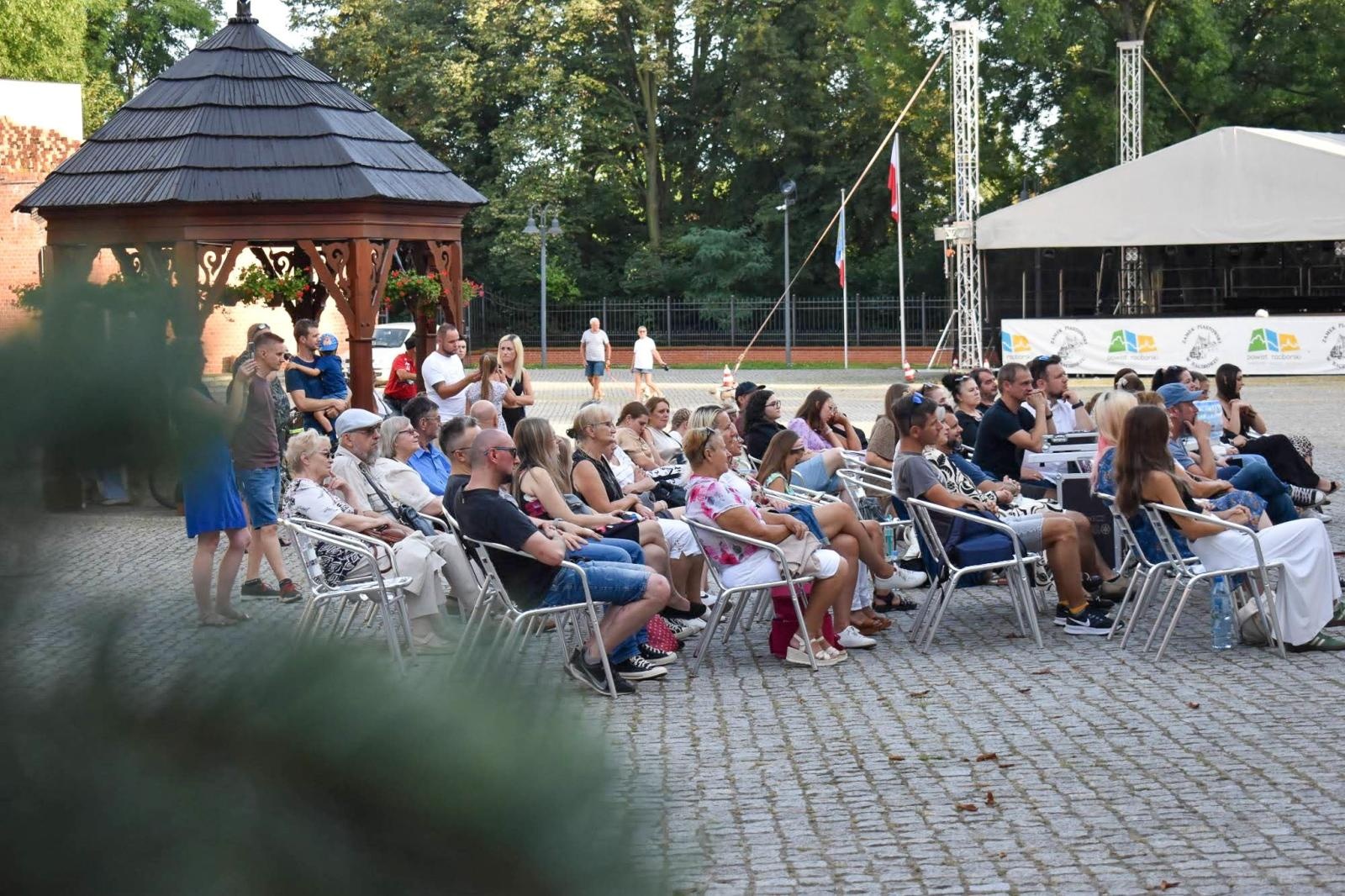 Zdjęcie w galerii na portalu naszraciborz.pl: Wokaliści MDK-u oczarowali publiczność na 3. Koncercie Letnim! wiadomości z regionu