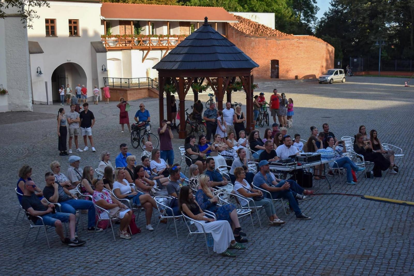 Zdjęcie w galerii na portalu naszraciborz.pl: Wokaliści MDK-u oczarowali publiczność na 3. Koncercie Letnim! wiadomości z regionu