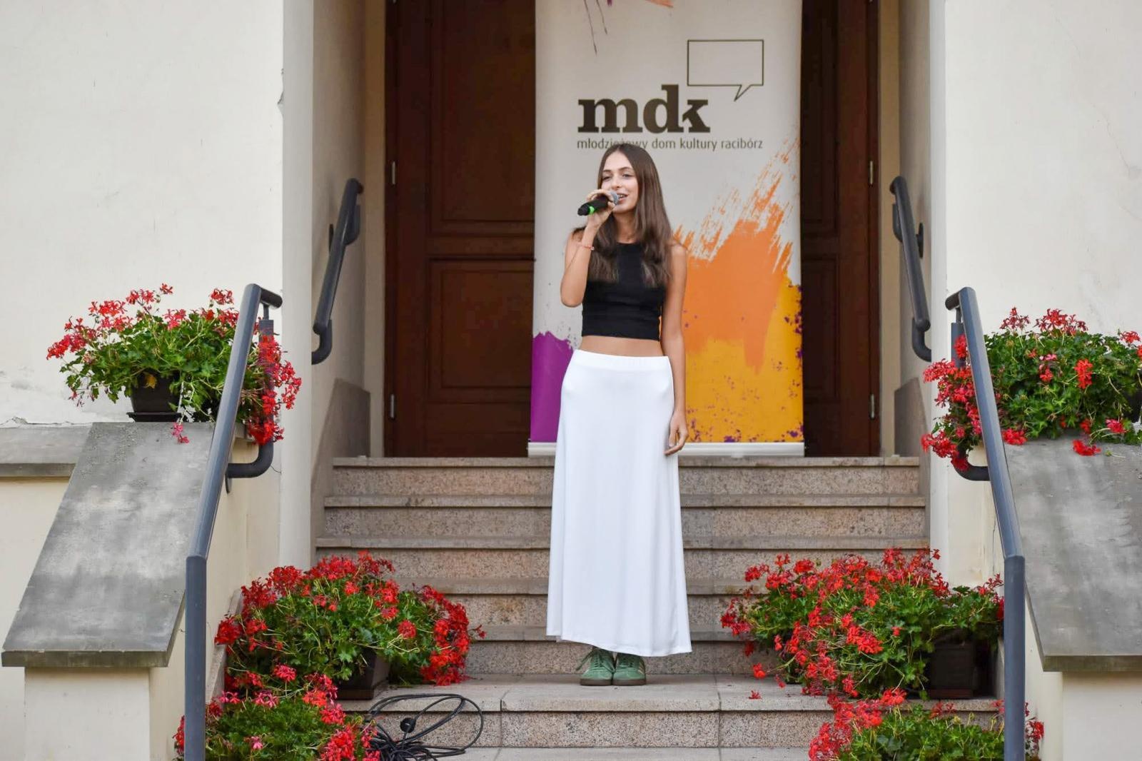 Zdjęcie w galerii na portalu naszraciborz.pl: Wokaliści MDK-u oczarowali publiczność na 3. Koncercie Letnim! wiadomości z regionu