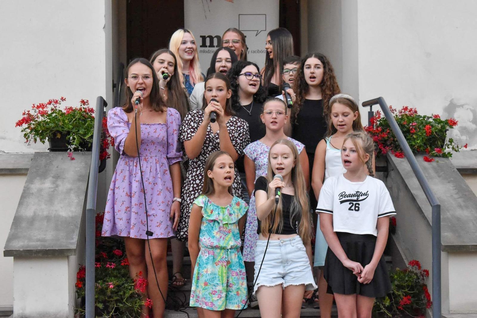 Zdjęcie w galerii na portalu naszraciborz.pl: Wokaliści MDK-u oczarowali publiczność na 3. Koncercie Letnim! wiadomości z regionu