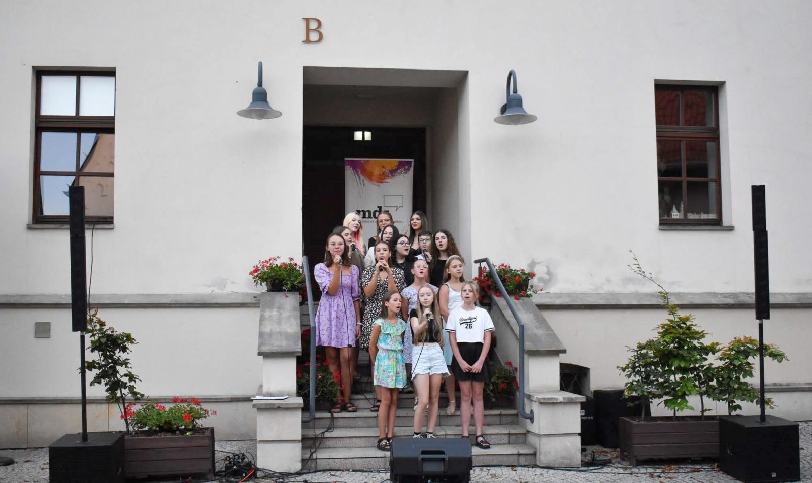 Zdjęcie w galerii na portalu naszraciborz.pl: Wokaliści MDK-u oczarowali publiczność na 3. Koncercie Letnim! wiadomości z regionu