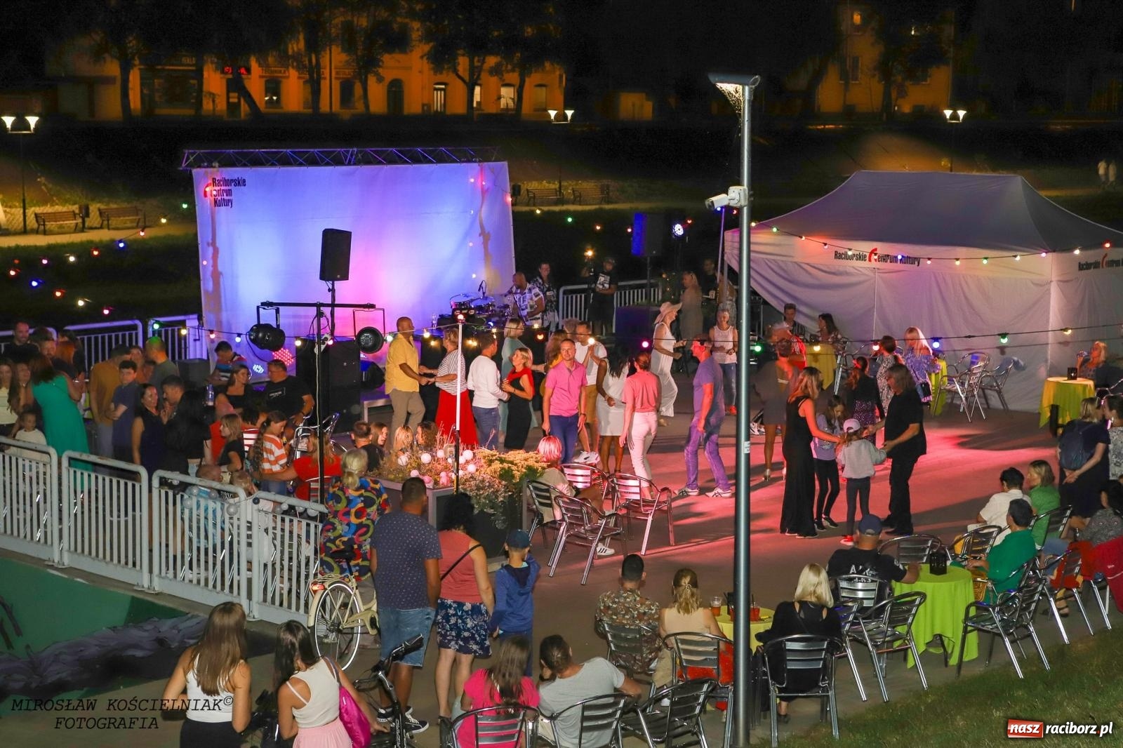 Zdjęcie w galerii na portalu naszraciborz.pl: Latynoamerykańska noc na bulwarach: potańcówka z Osmarem Pegudo wiadomości z regionu