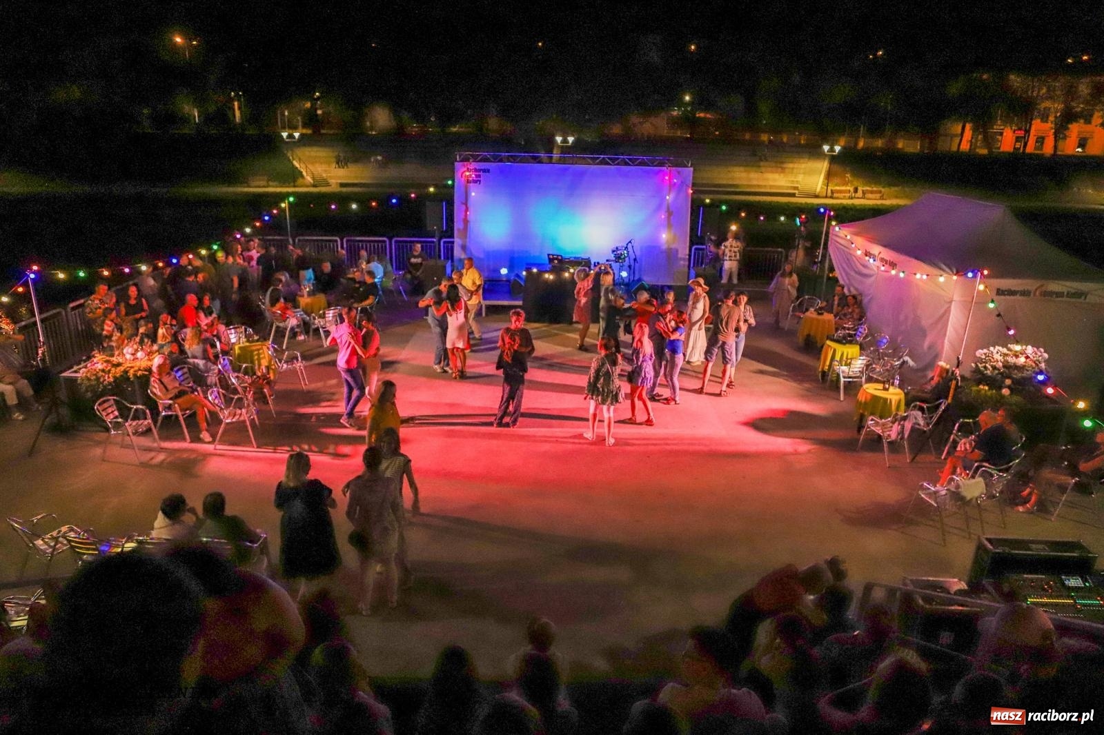 Zdjęcie w galerii na portalu naszraciborz.pl: Latynoamerykańska noc na bulwarach: potańcówka z Osmarem Pegudo wiadomości z regionu