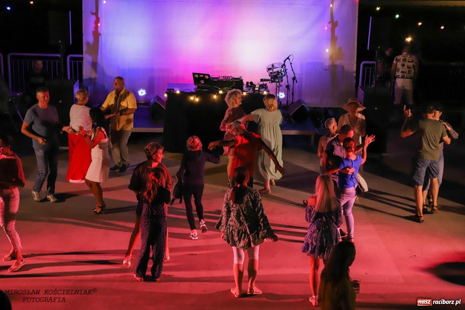 Zdjęcie w galerii na portalu naszraciborz.pl: Latynoamerykańska noc na bulwarach: potańcówka z Osmarem Pegudo wiadomości z regionu