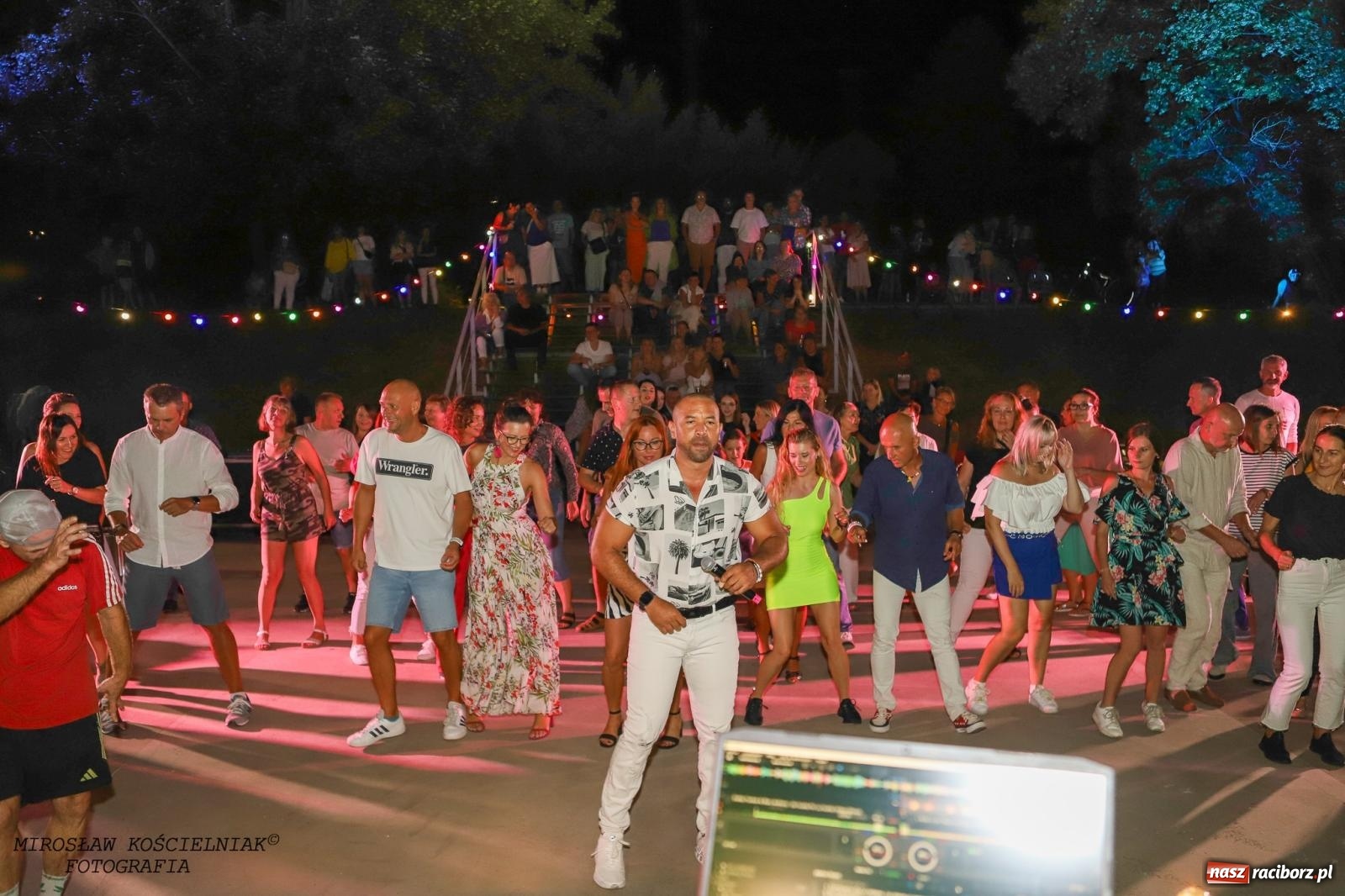 Zdjęcie w galerii na portalu naszraciborz.pl: Latynoamerykańska noc na bulwarach: potańcówka z Osmarem Pegudo wiadomości z regionu