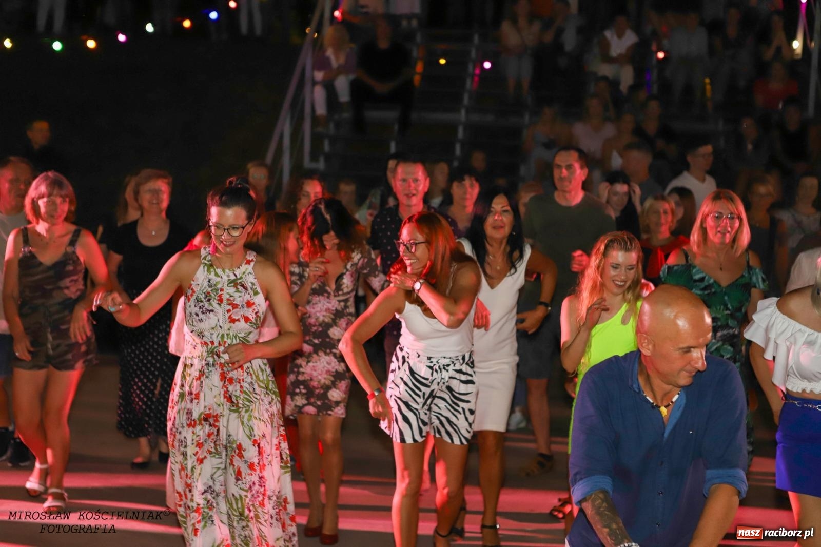 Zdjęcie w galerii na portalu naszraciborz.pl: Latynoamerykańska noc na bulwarach: potańcówka z Osmarem Pegudo wiadomości z regionu