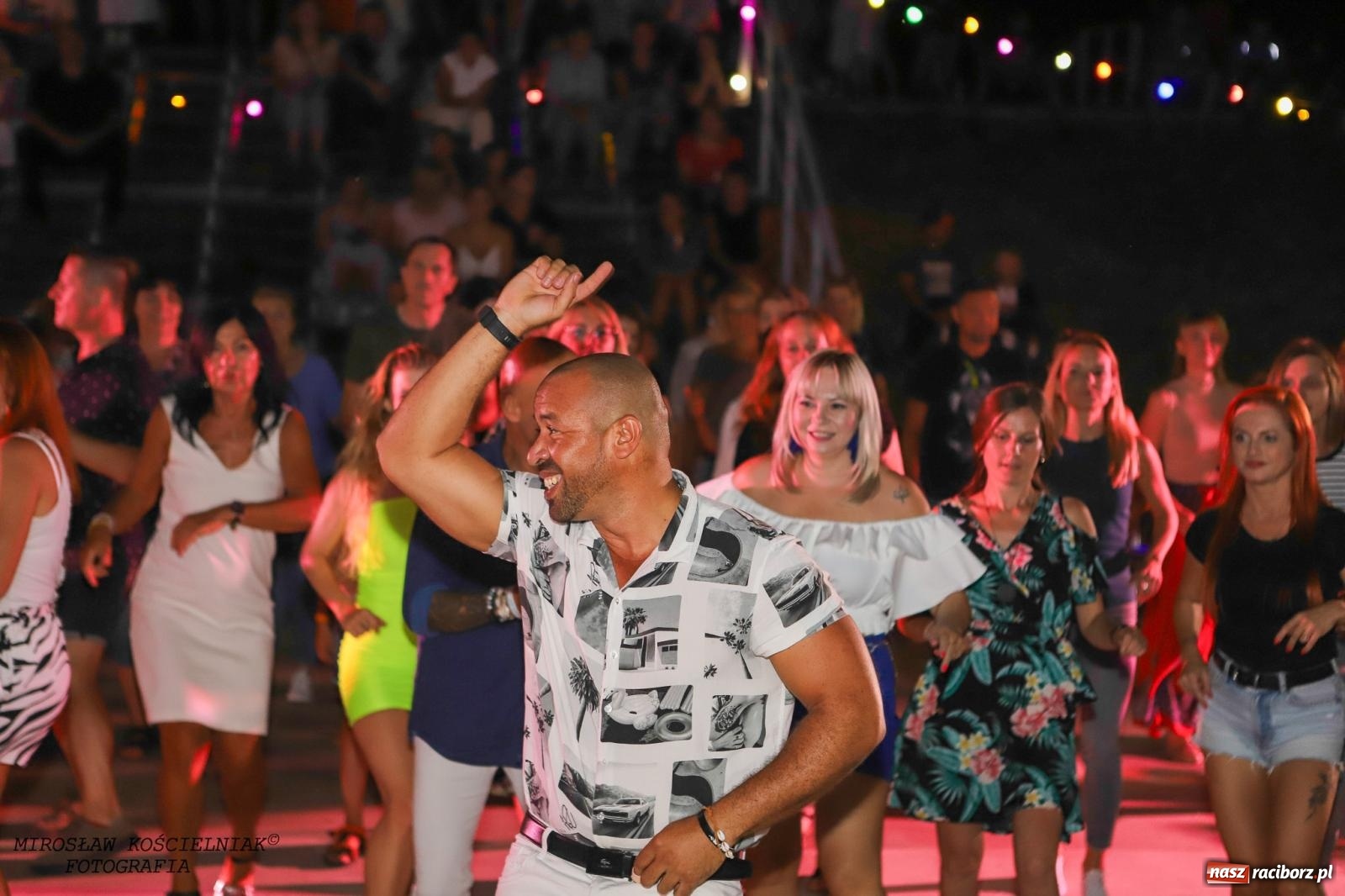 Zdjęcie w galerii na portalu naszraciborz.pl: Latynoamerykańska noc na bulwarach: potańcówka z Osmarem Pegudo wiadomości z regionu