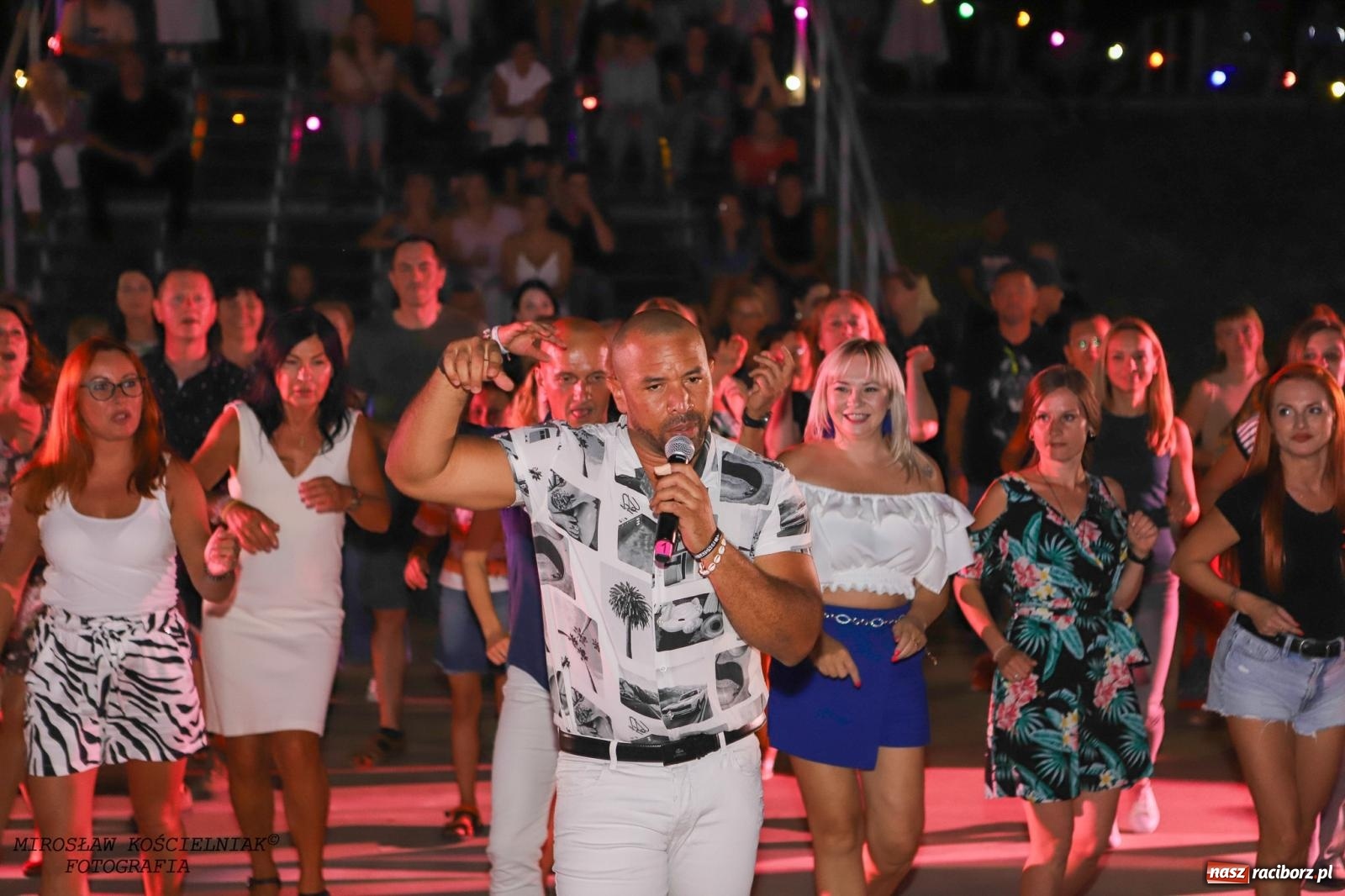 Zdjęcie w galerii na portalu naszraciborz.pl: Latynoamerykańska noc na bulwarach: potańcówka z Osmarem Pegudo wiadomości z regionu