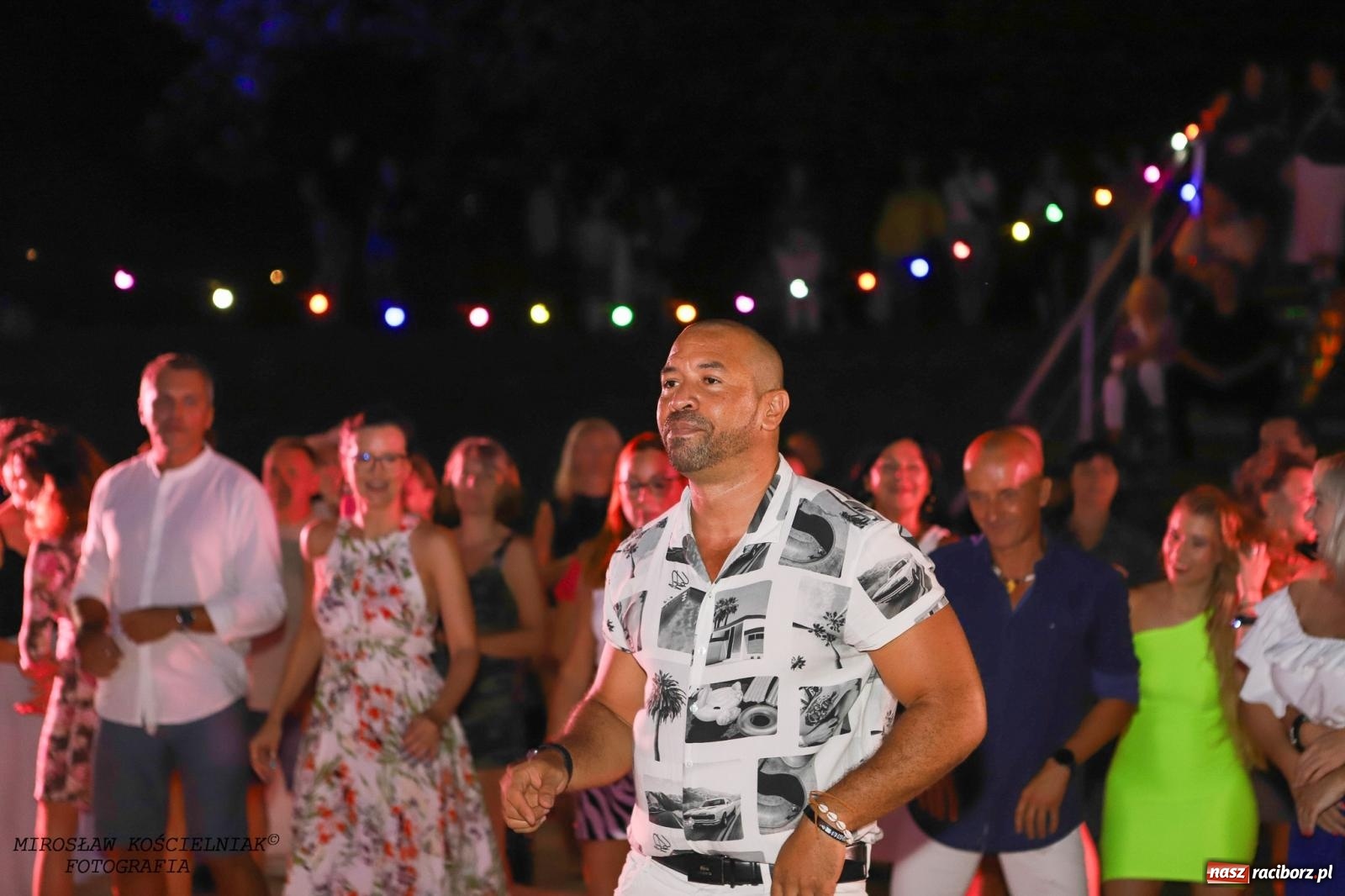 Zdjęcie w galerii na portalu naszraciborz.pl: Latynoamerykańska noc na bulwarach: potańcówka z Osmarem Pegudo wiadomości z regionu