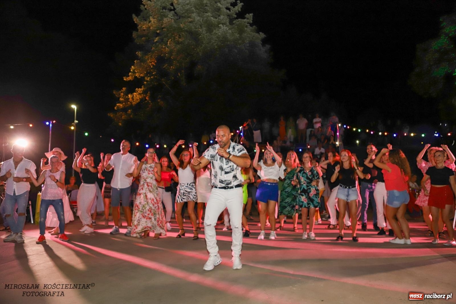 Zdjęcie w galerii na portalu naszraciborz.pl: Latynoamerykańska noc na bulwarach: potańcówka z Osmarem Pegudo wiadomości z regionu