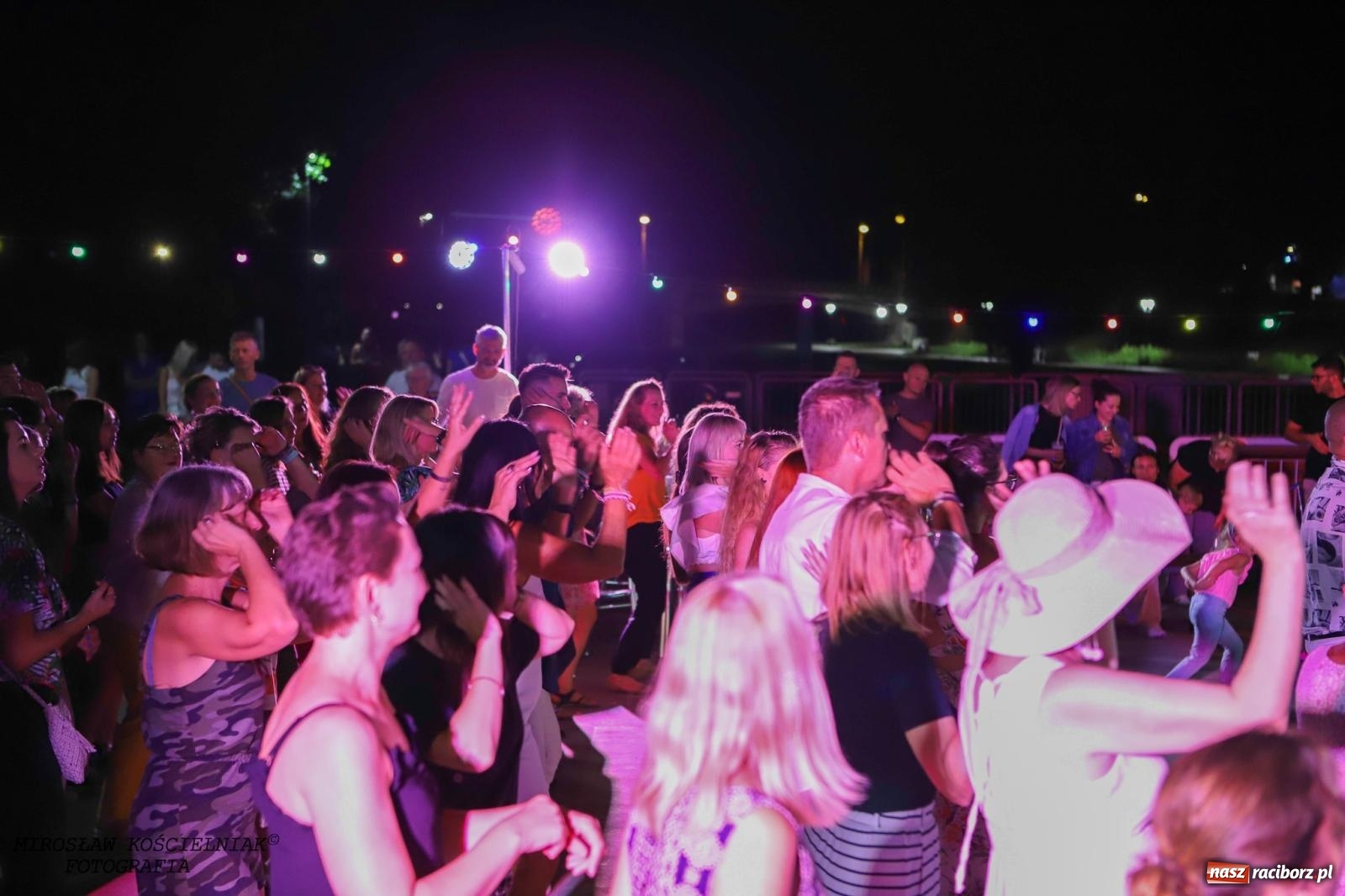 Zdjęcie w galerii na portalu naszraciborz.pl: Latynoamerykańska noc na bulwarach: potańcówka z Osmarem Pegudo wiadomości z regionu