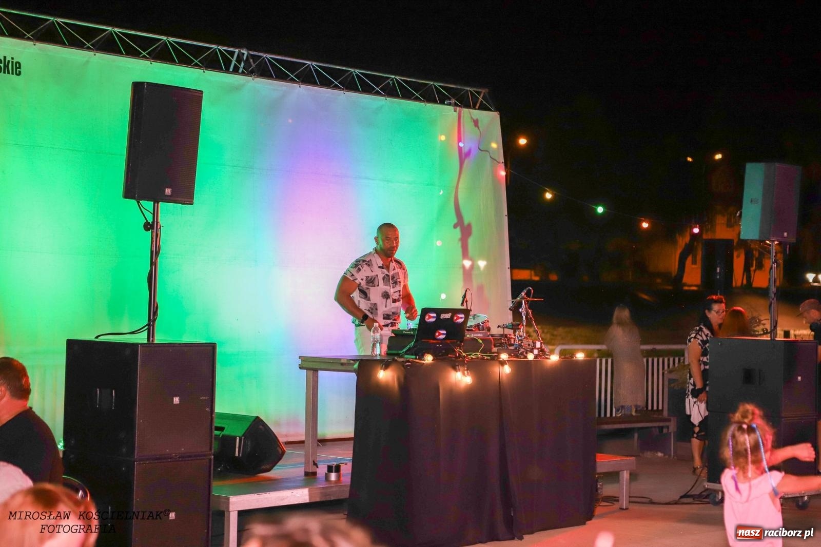 Zdjęcie w galerii na portalu naszraciborz.pl: Latynoamerykańska noc na bulwarach: potańcówka z Osmarem Pegudo wiadomości z regionu