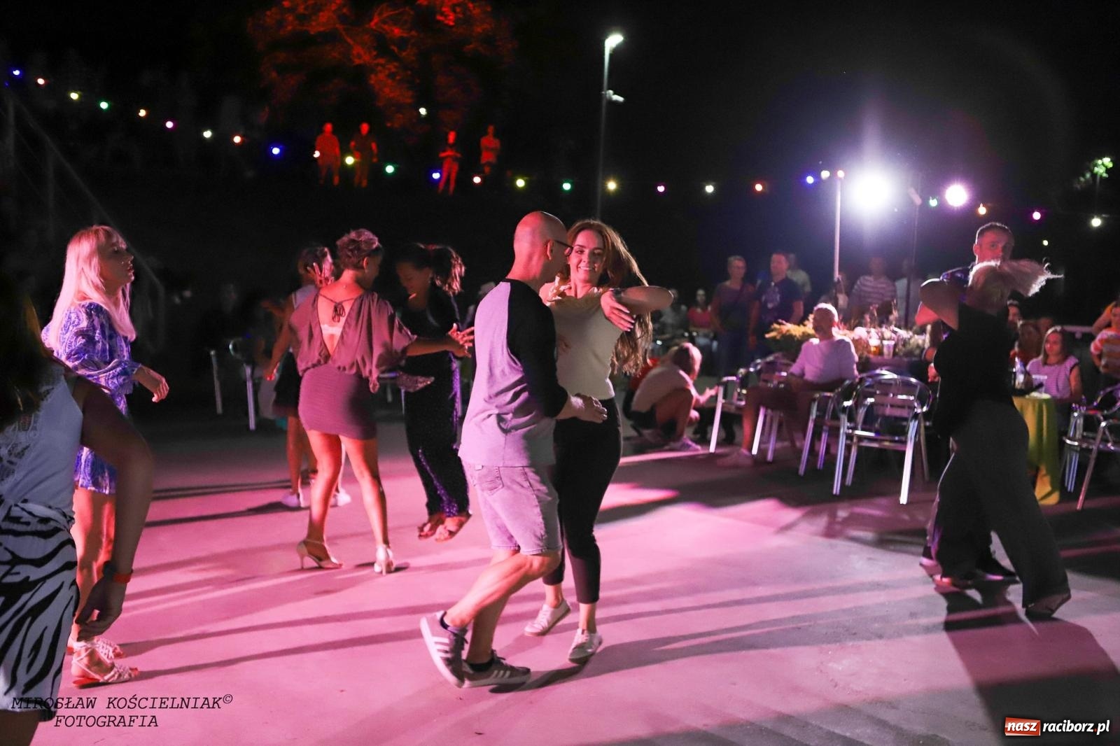 Zdjęcie w galerii na portalu naszraciborz.pl: Latynoamerykańska noc na bulwarach: potańcówka z Osmarem Pegudo wiadomości z regionu