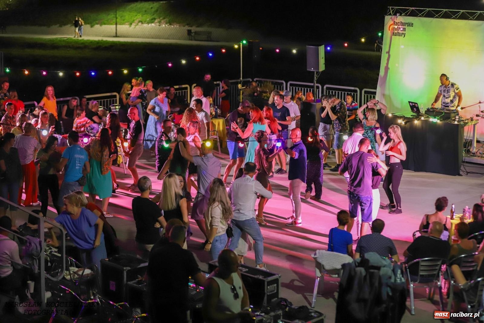 Zdjęcie w galerii na portalu naszraciborz.pl: Latynoamerykańska noc na bulwarach: potańcówka z Osmarem Pegudo wiadomości z regionu