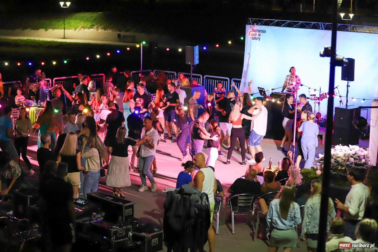 Zdjęcie w galerii na portalu naszraciborz.pl: Latynoamerykańska noc na bulwarach: potańcówka z Osmarem Pegudo wiadomości z regionu