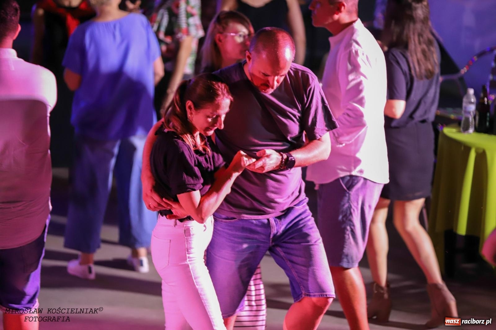 Zdjęcie w galerii na portalu naszraciborz.pl: Latynoamerykańska noc na bulwarach: potańcówka z Osmarem Pegudo wiadomości z regionu