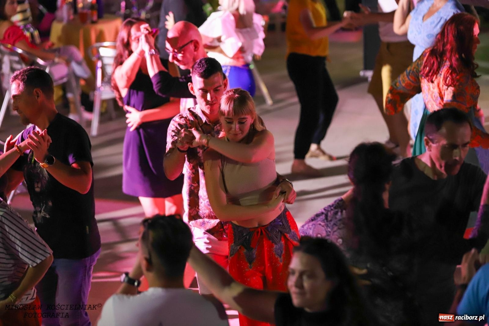 Zdjęcie w galerii na portalu naszraciborz.pl: Latynoamerykańska noc na bulwarach: potańcówka z Osmarem Pegudo wiadomości z regionu