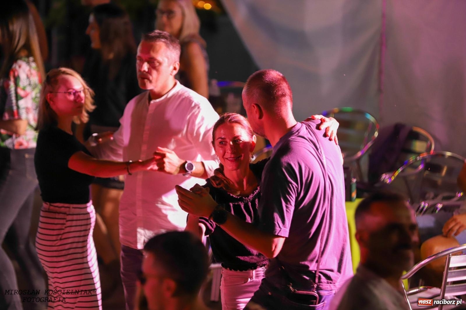 Zdjęcie w galerii na portalu naszraciborz.pl: Latynoamerykańska noc na bulwarach: potańcówka z Osmarem Pegudo wiadomości z regionu