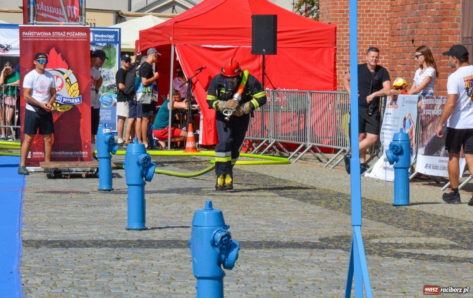Zdjęcie w galerii na portalu naszraciborz.pl: Toughest Firefighter Racibórz 2024: Siła, wytrzymałość i duch strażackiej rywalizacji na placu Dominikańskim [FOTO i WIDEO] wiadomości z regionu