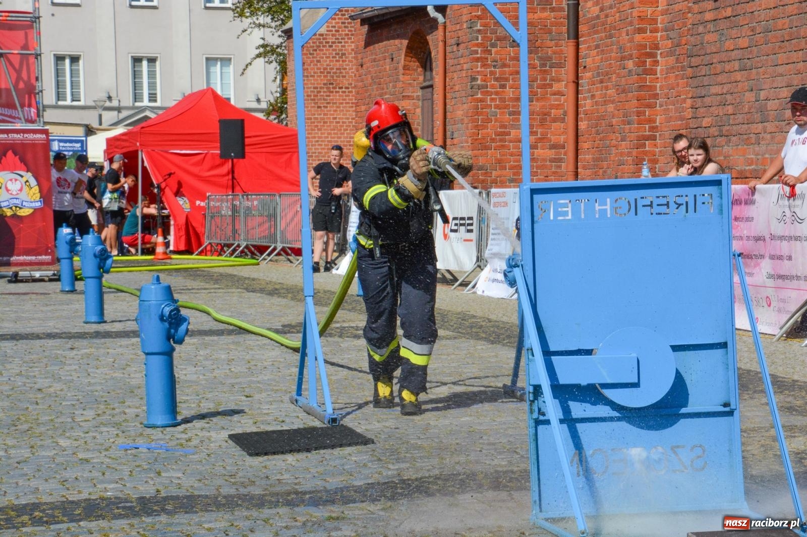 Zdjęcie w galerii na portalu naszraciborz.pl: Toughest Firefighter Racibórz 2024: Siła, wytrzymałość i duch strażackiej rywalizacji na placu Dominikańskim [FOTO i WIDEO] wiadomości z regionu