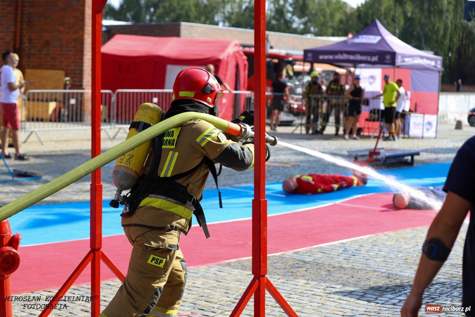 Zdjęcie w galerii na portalu naszraciborz.pl: Toughest Firefighter Racibórz 2024: Siła, wytrzymałość i duch strażackiej rywalizacji na placu Dominikańskim [FOTO i WIDEO] wiadomości z regionu