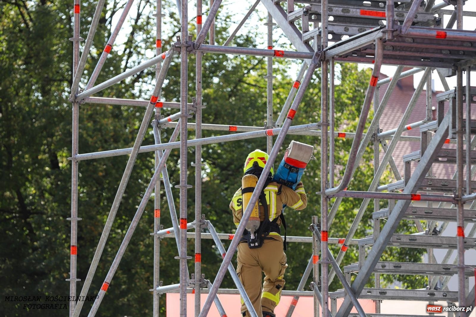 Zdjęcie w galerii na portalu naszraciborz.pl: Toughest Firefighter Racibórz 2024: Siła, wytrzymałość i duch strażackiej rywalizacji na placu Dominikańskim [FOTO i WIDEO] wiadomości z regionu
