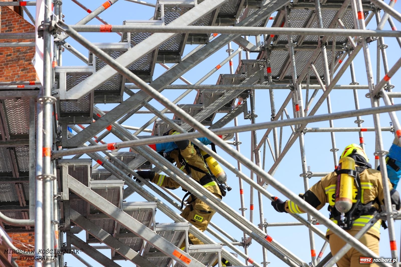 Zdjęcie w galerii na portalu naszraciborz.pl: Toughest Firefighter Racibórz 2024: Siła, wytrzymałość i duch strażackiej rywalizacji na placu Dominikańskim [FOTO i WIDEO] wiadomości z regionu