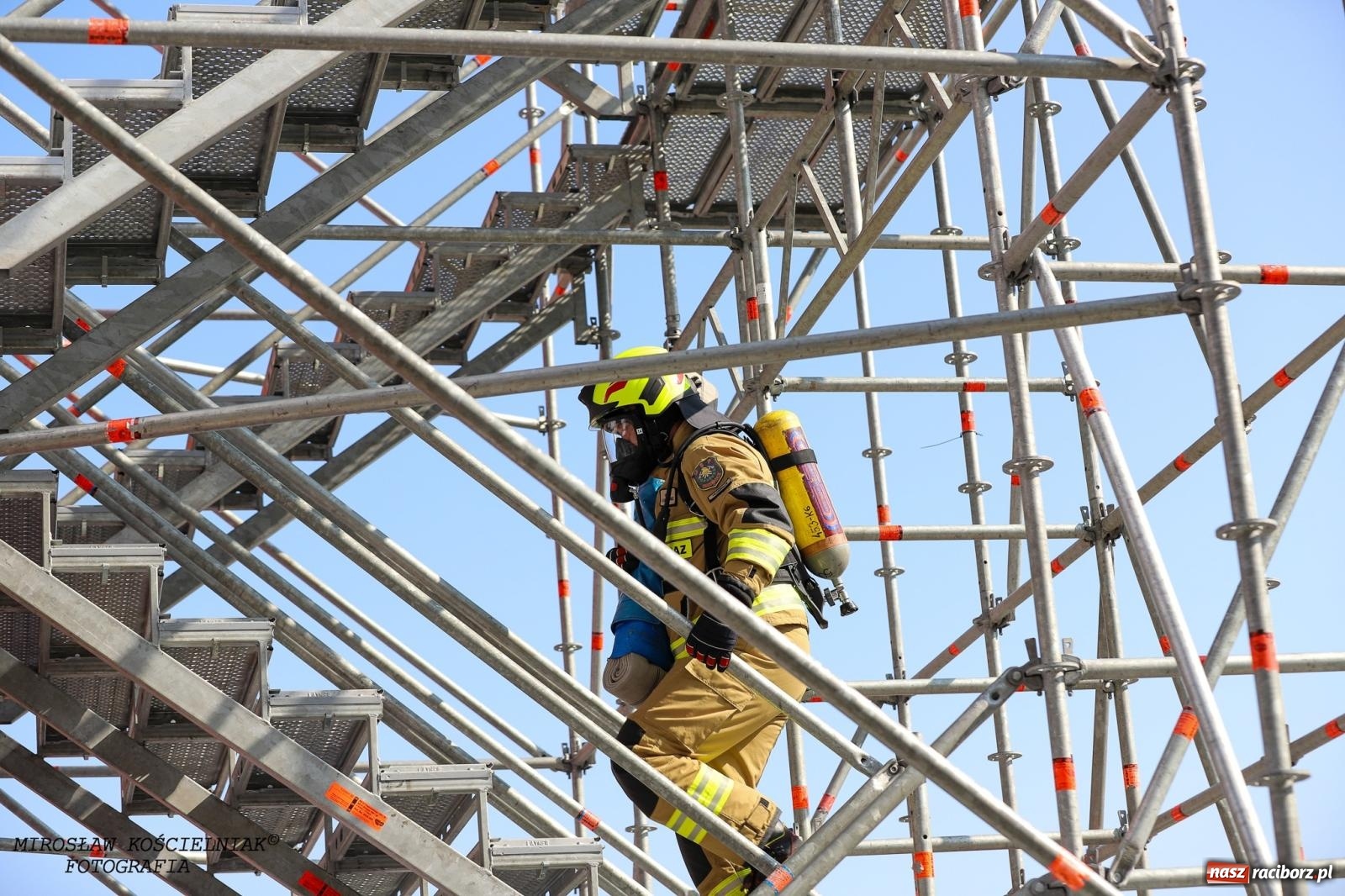 Zdjęcie w galerii na portalu naszraciborz.pl: Toughest Firefighter Racibórz 2024: Siła, wytrzymałość i duch strażackiej rywalizacji na placu Dominikańskim [FOTO i WIDEO] wiadomości z regionu