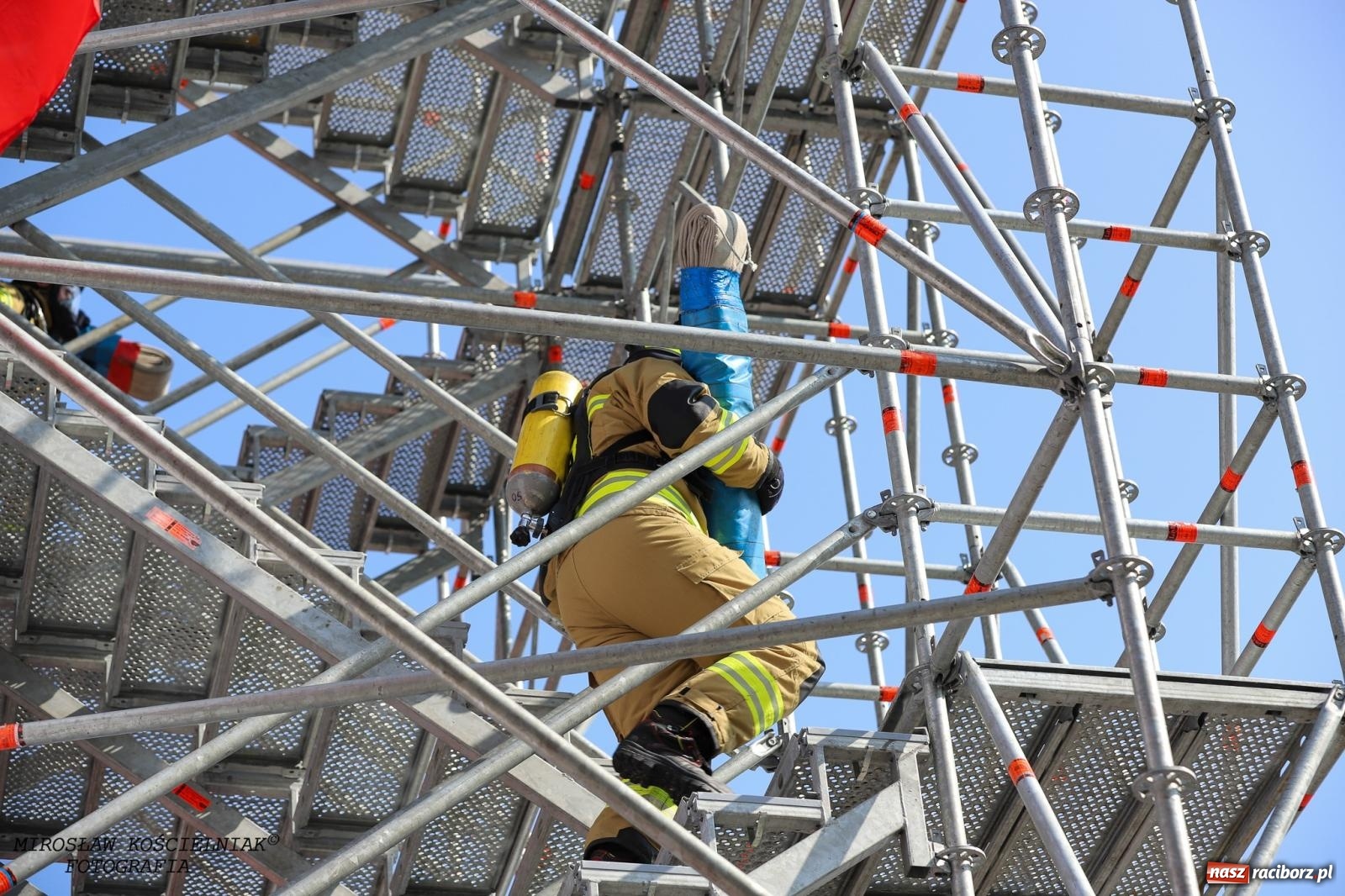 Zdjęcie w galerii na portalu naszraciborz.pl: Toughest Firefighter Racibórz 2024: Siła, wytrzymałość i duch strażackiej rywalizacji na placu Dominikańskim [FOTO i WIDEO] wiadomości z regionu
